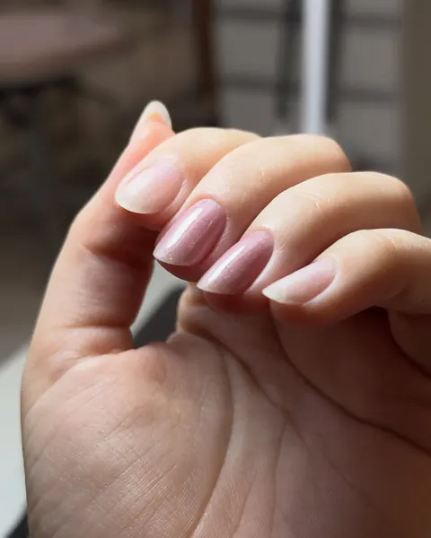 Unhas em tom nude rosado, formato amendoado