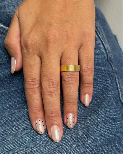 Unhas nude com bolinhas