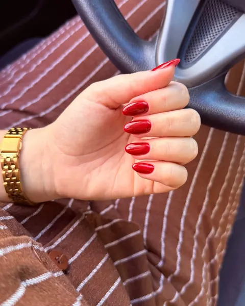 Esmaltação em gel vermelha em unhas curtas