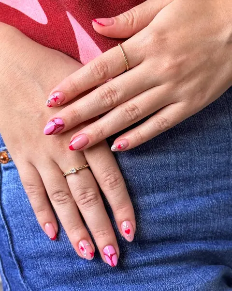 Unhas com corações cor-de-rosa