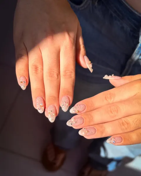 Unhas nude com brilho em flocos