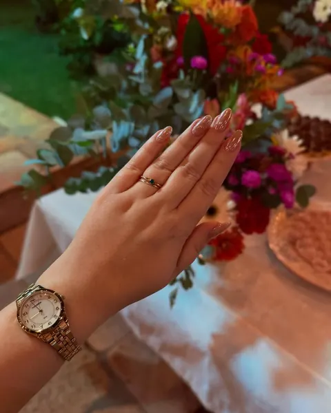 Unhas nude com brilho sutil
