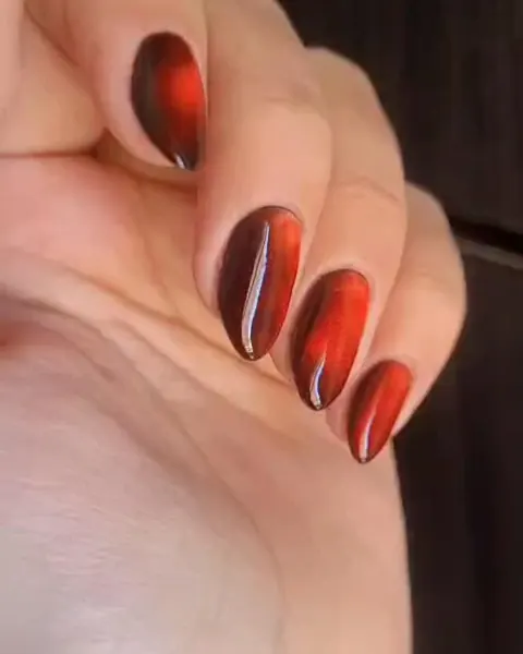 Unhas com degradê em vermelho e marrom