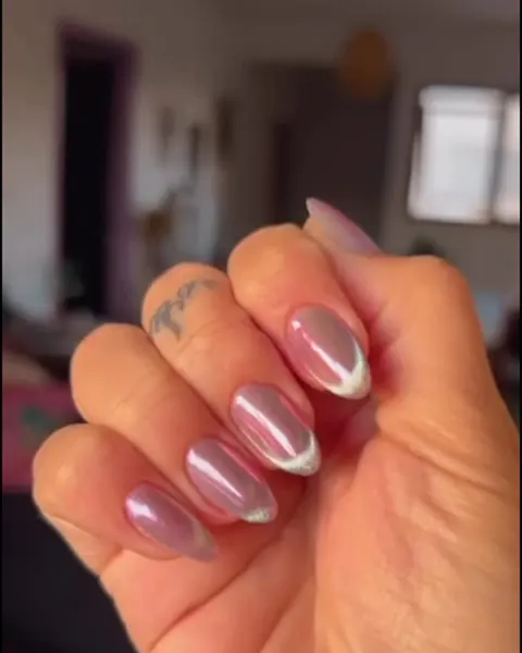 Francesinha cromada em unhas rosadas