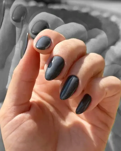 Unhas cinza chumbo em esmaltação em gel