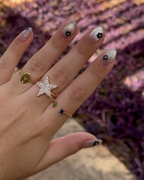 Unhas com efeito cromado e flores pintadas