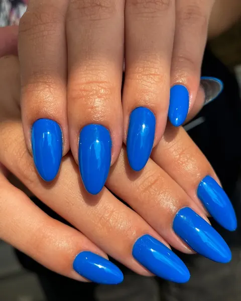 Unhas longas em azul royal