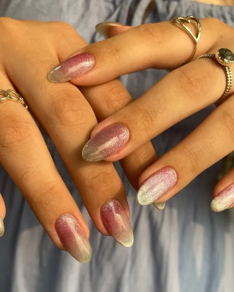 Unhas com degradê de glitter rosé
